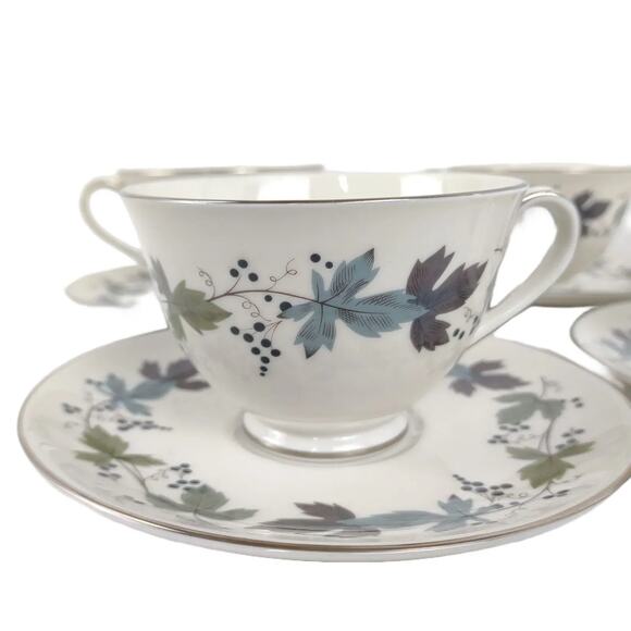 Set of 4 Royal Doulton England BURGUNDY Bone China Tea Cups & Saucers c1959 Vtg - Picture 1 of 9